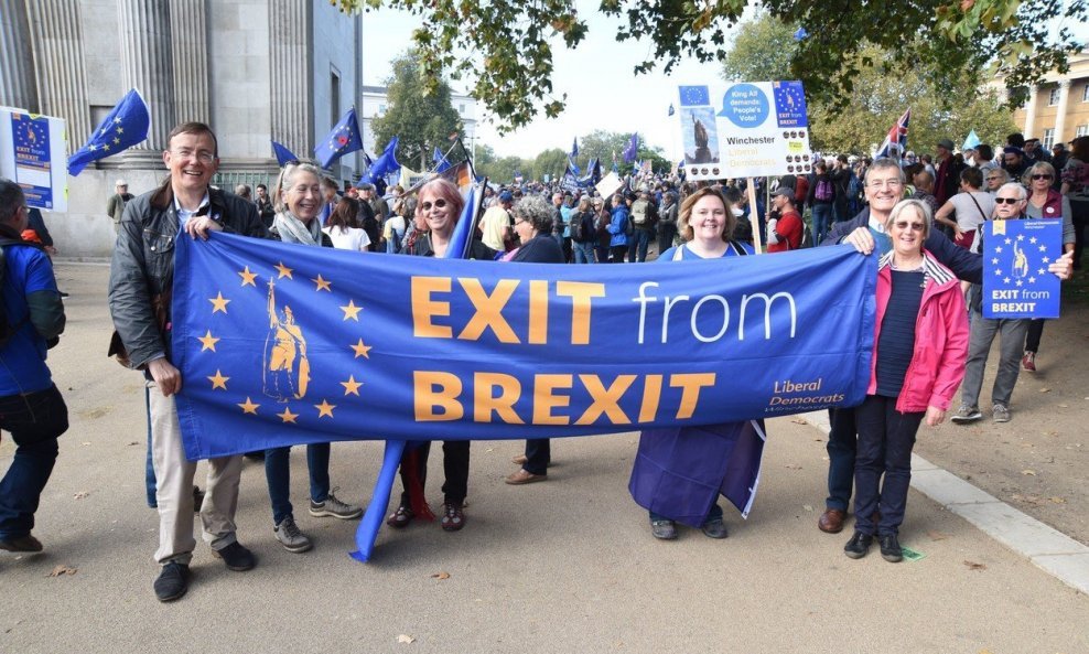 U Londonu su se okupile tisuće ljudi na skupu s kojeg traže odustajanje od Brexita.