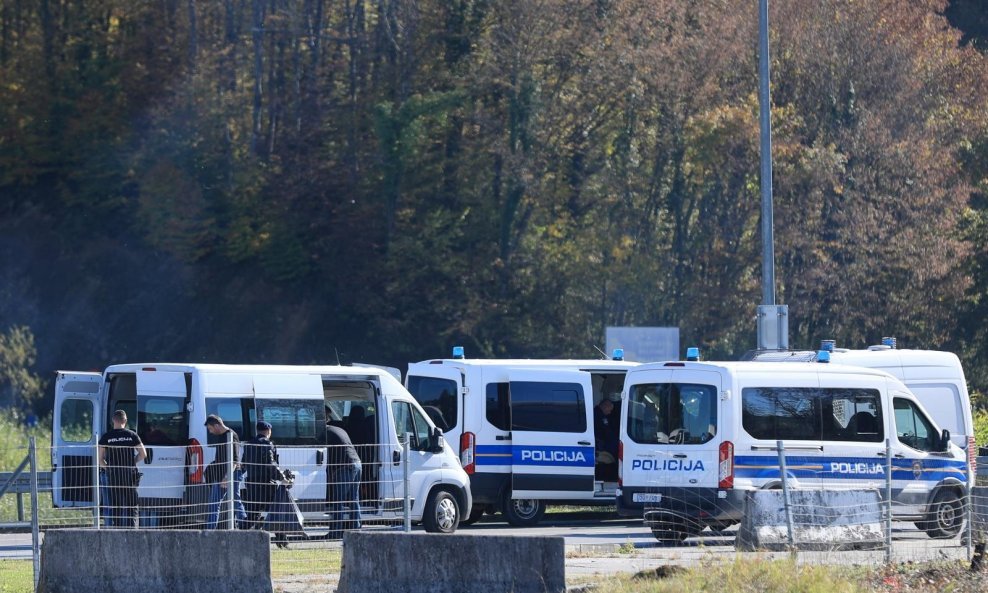 U požaru u policijskoj postaji u Velikoj Kladuši ozlijeđen migrant i tri policajca