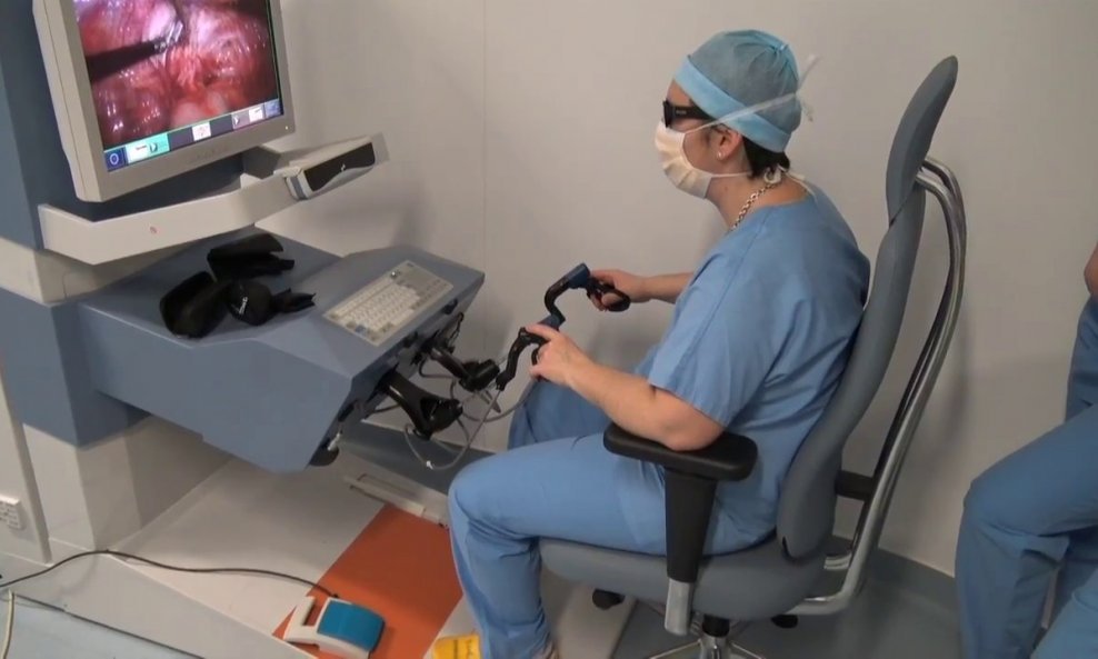 Daljinski upravljan robotski sustav Senhance proizvođača TransEnterix Italia S.R.L. sposoban je izvoditi minimalno invazivne kirurške zahvate u različitim kirurškim strukama