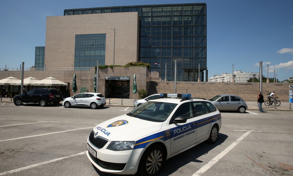 Policija pred zgradom NSK / Ilustrativna fotografija