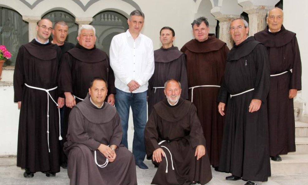 Karamarko u društvu fratara