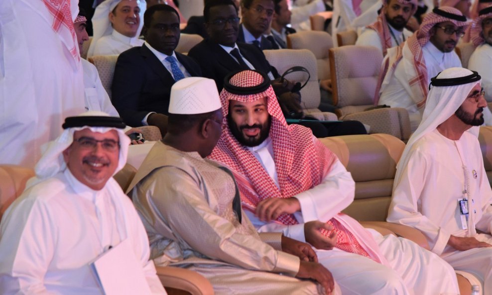 Saudijski princ Muhamed bin Salman (treći slijeva) ćaska s predsjednikom Senegala Mackyjem Sallom (drugi slijeva) na investicijskoj konferenciji u Rijadu 24. listopada 2018.