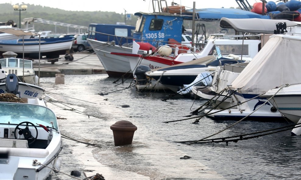 Brodovi u Šibeniku nisu mogli isploviti zbog jakog juga