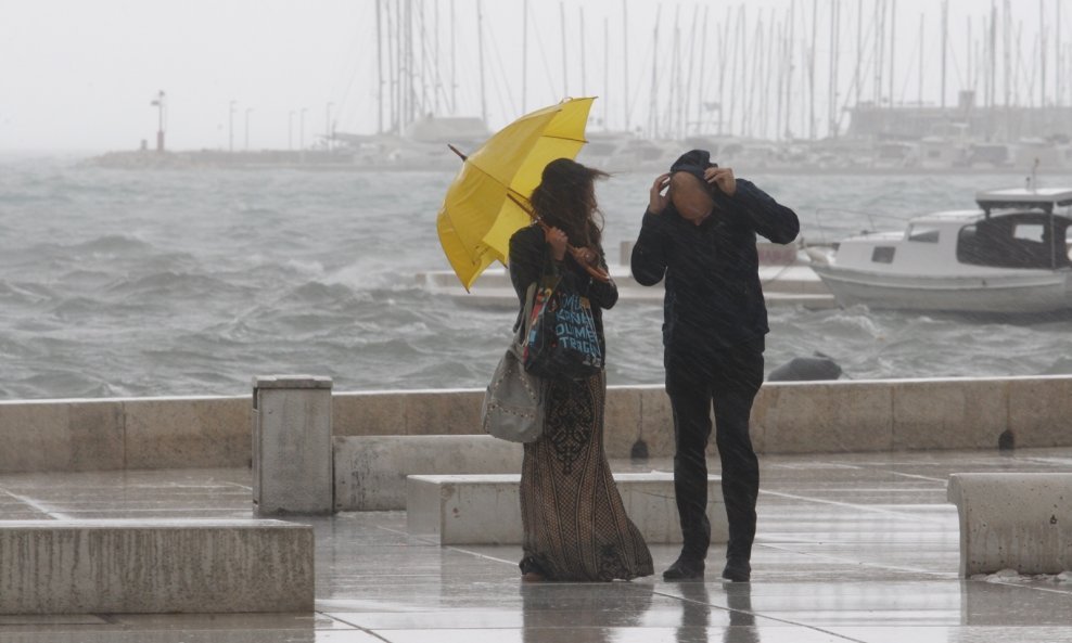 Obilna kiša i jako jugo u Splitu zamutilo je izvor rijeke Jadro