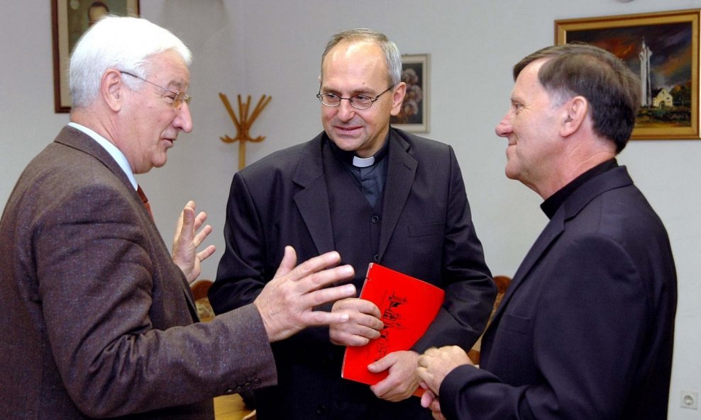 Monsinjor Ivo Tomašević (u sredini)