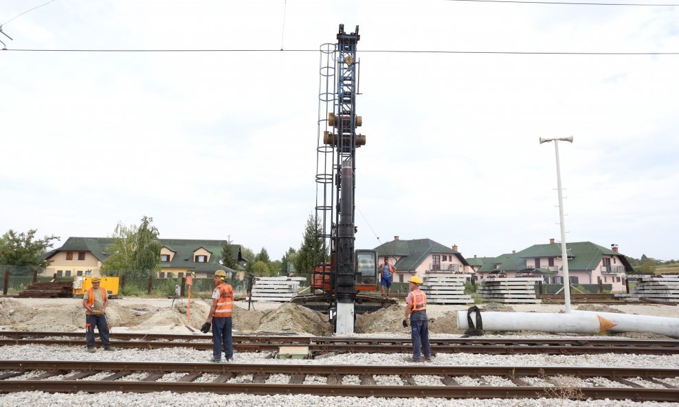 Rekonstrukcija postojećeg i izgradnja drugog kolosijeka željezničke pruge na dionici Dugo Selo-Križevci projekt je vrijedan ukupno 1,58 milijardi kuna od čega je europskog novca 1,27 milijardi kuna