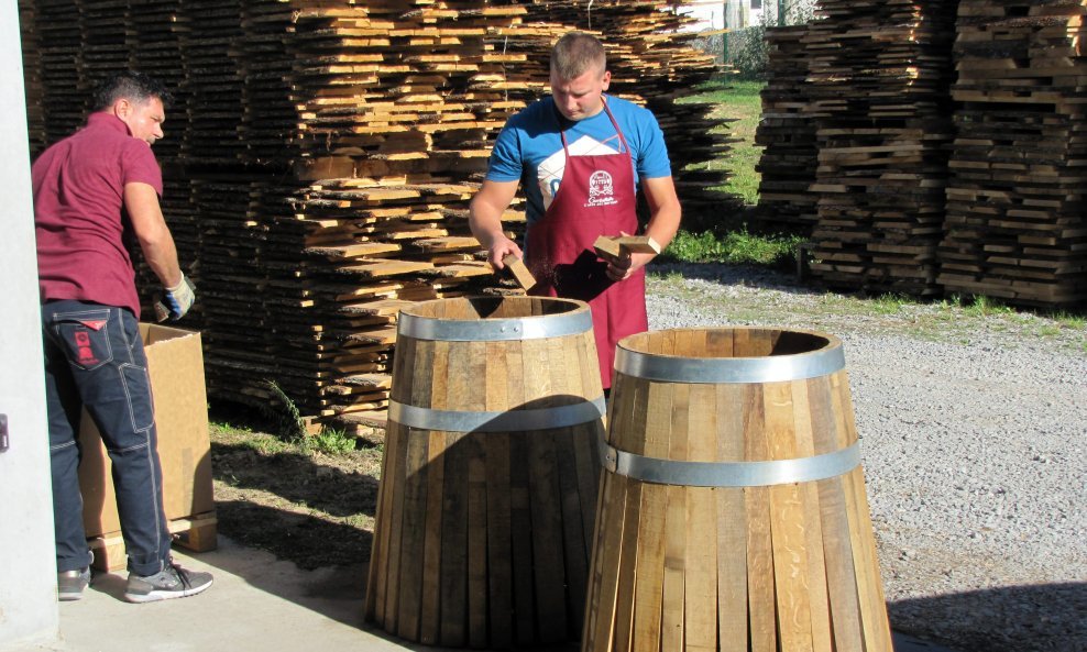 Talijanska tvrtka Garbelloto u Kutini je započela s proizvodnjom vinskih bačvi od slavonskog hrasta