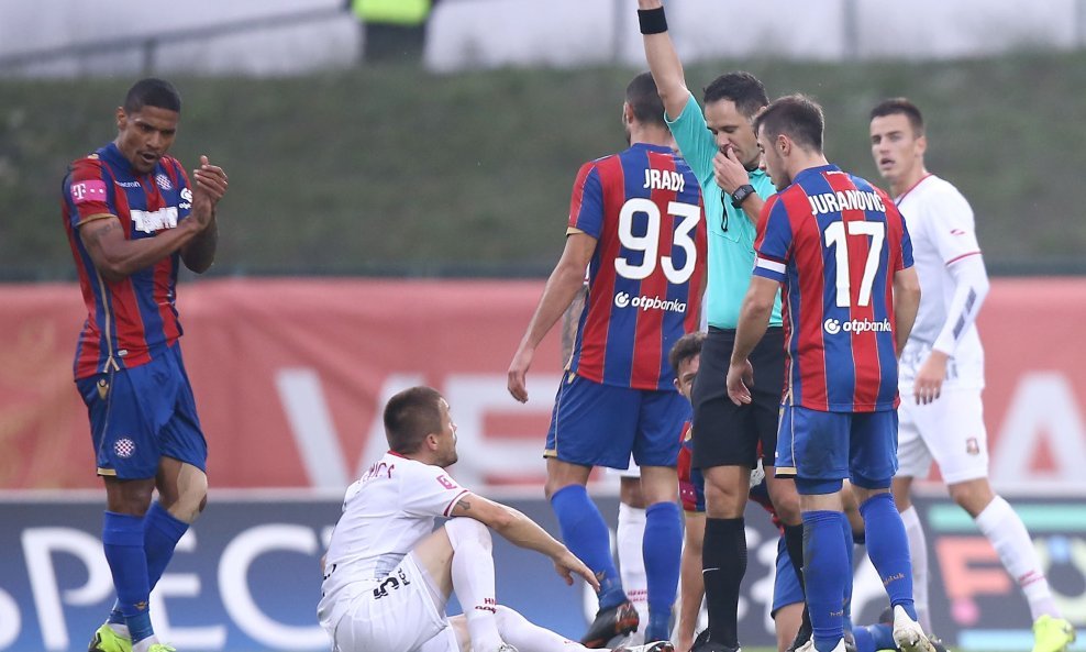 Fran Jović pokazuje crveni karton Čagalju