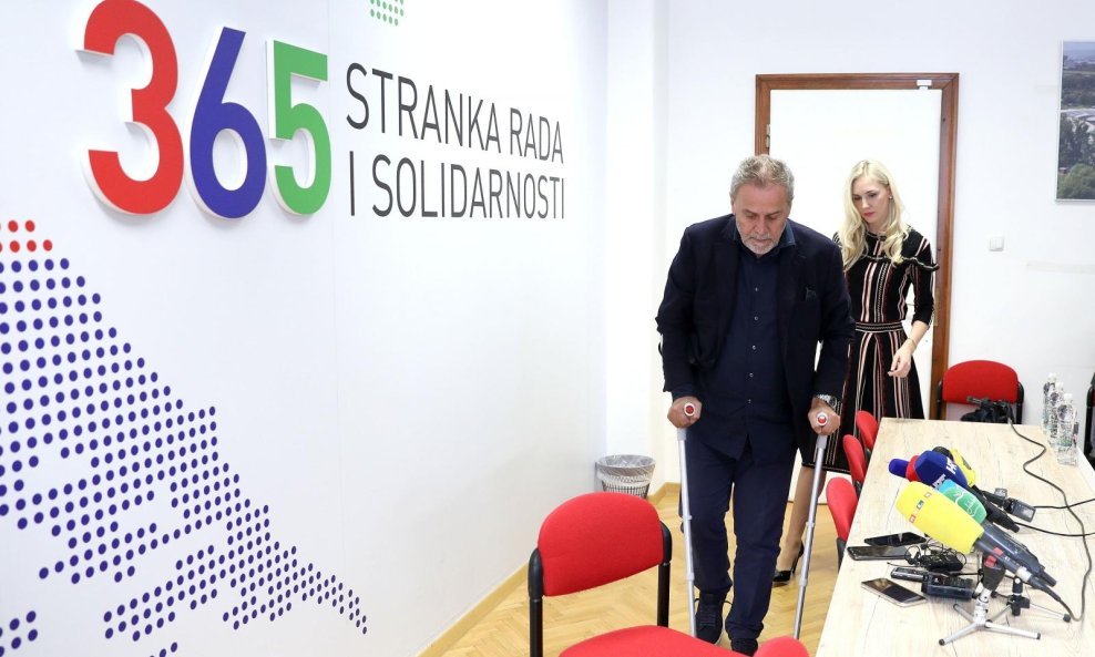 Milan Bandić došao je na tiskovnu konferenciju na štakama jer je uganuo zglob