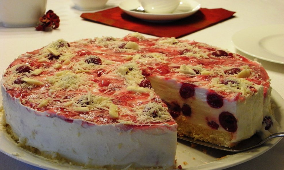 torta od višanja i jogurta