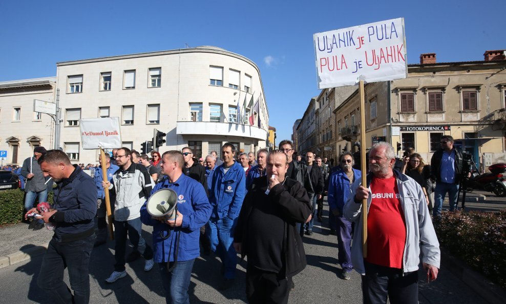 Radnici Uljanika zabrinuti su za svoju budućnost.