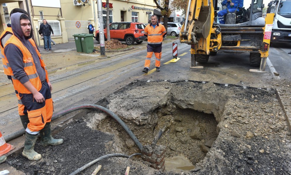 Radnici saniraju mjesto puknuća cijevi