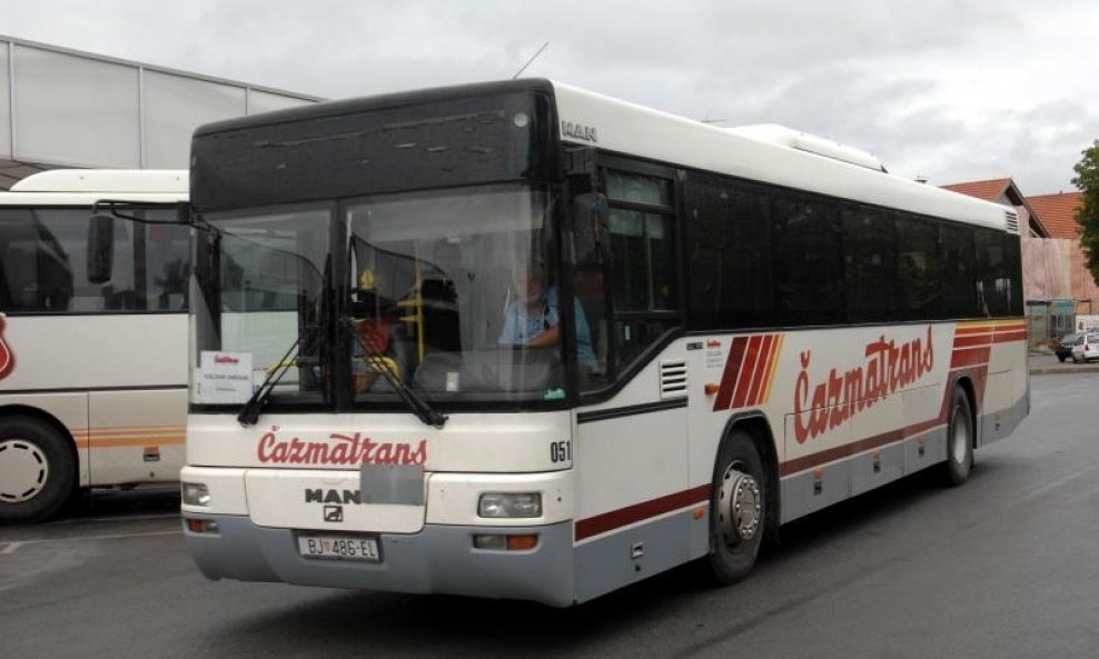 02.09.2014., Bjelovar, Autobusni kolodvor - Bjelovarsko bilogorska zupanija i za nadolazecu skolsku godinu obvezala se na sufinanciranje prijevoza ucenika autobusom u razdoblju od 8. rujna 2014. do 16. lipnja 2015. godine, a povodom toga je sklopljen i no