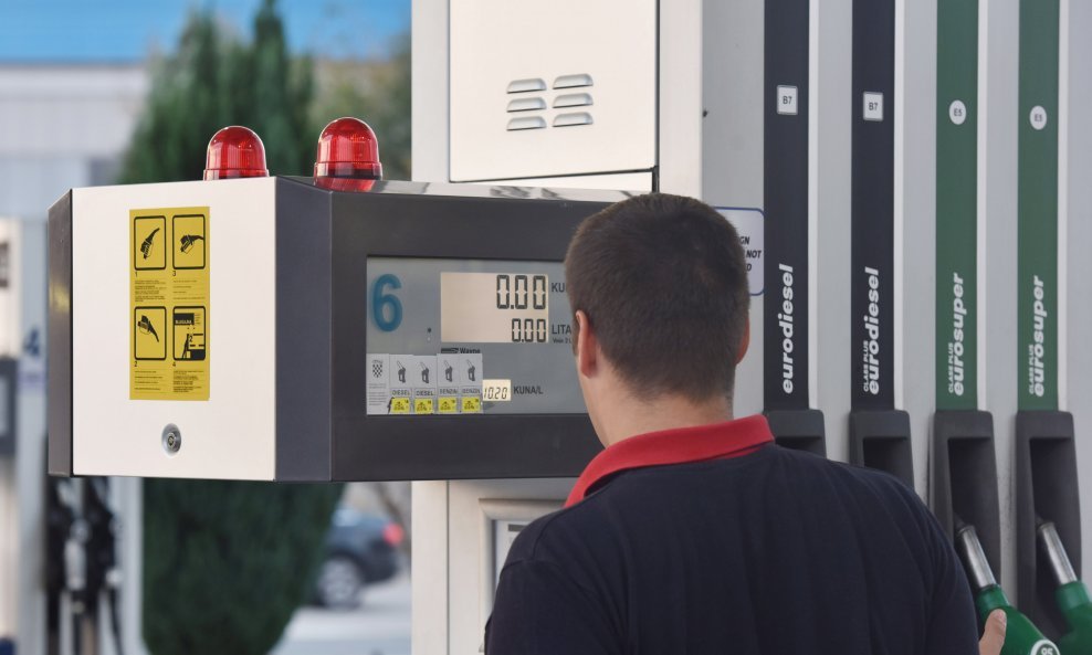Vozači se nadaju da će se globalni pad cijena nafte odraziti i na stanje na pumpama