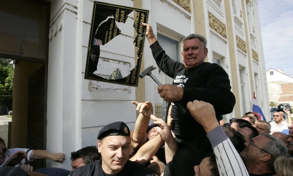 Marijan Živković, dragovoljac Domovinskog rata i otac dvojice ubijenih branitelja, 2016. oslobođen je na sudu zbog razbijanja dvojezične ploče