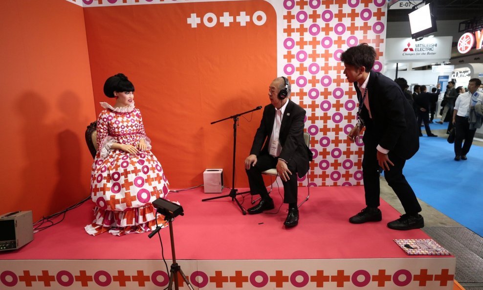 Android totto u Japanu je na sajmu robotike porazgovarala s tamošnjom televizijskom zvijezdom Tetsukom Kuroyanagijem