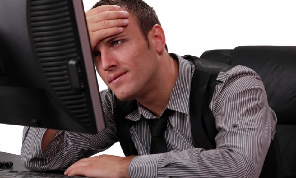 muškarac računalo kompjuter hvata se za glavu