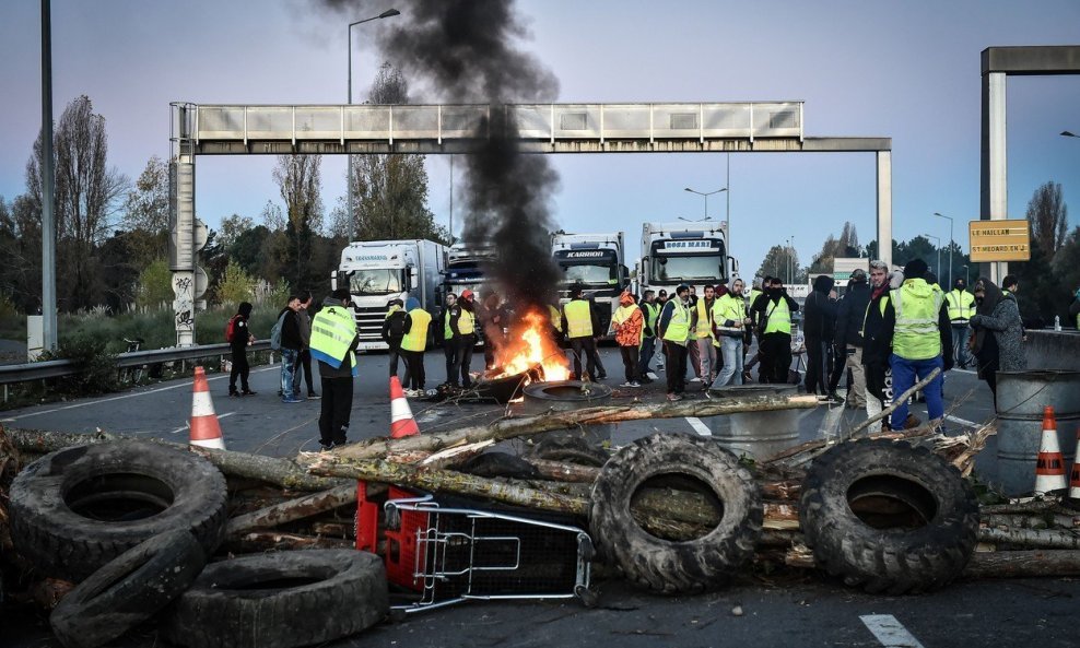 Pokret 'žutih prsluka' prije dva tjedna se pojavio u Francuskoj kako bi prosvjedovao protiv povećanja poreza na gorivo