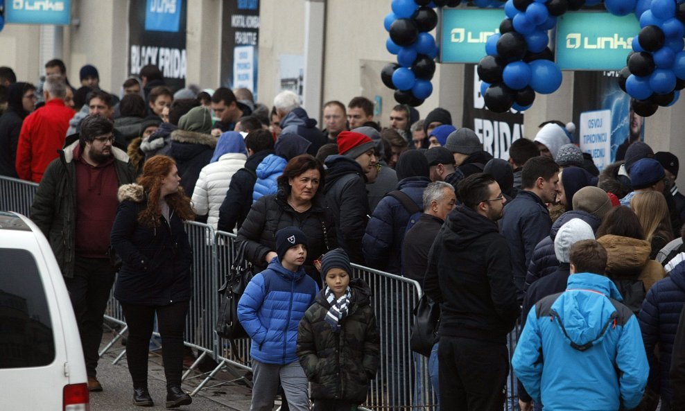 Black Friday velika gužva prije otvaranja trgovine elektroničke opreme i igara Links na Trešnjevci