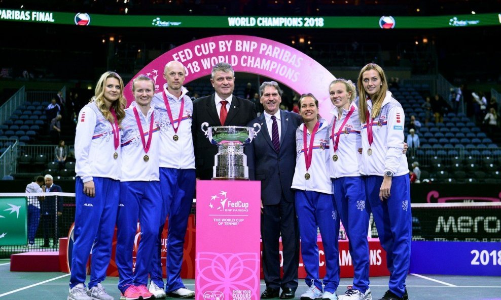 David Haggerty (desno) u društvu Fed Cup reprezentacija Češke (Lucie Šafářová, Barbora Krejčíková, Ivo Kaderka, Barbora Strýcová, Kateřina Siniaková, Petra Kvitová)