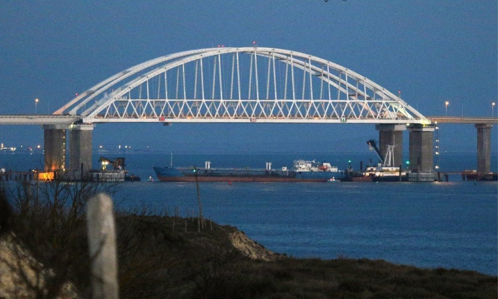 Rusija je blokirala prolaz postavivši tanker ispod mosta
