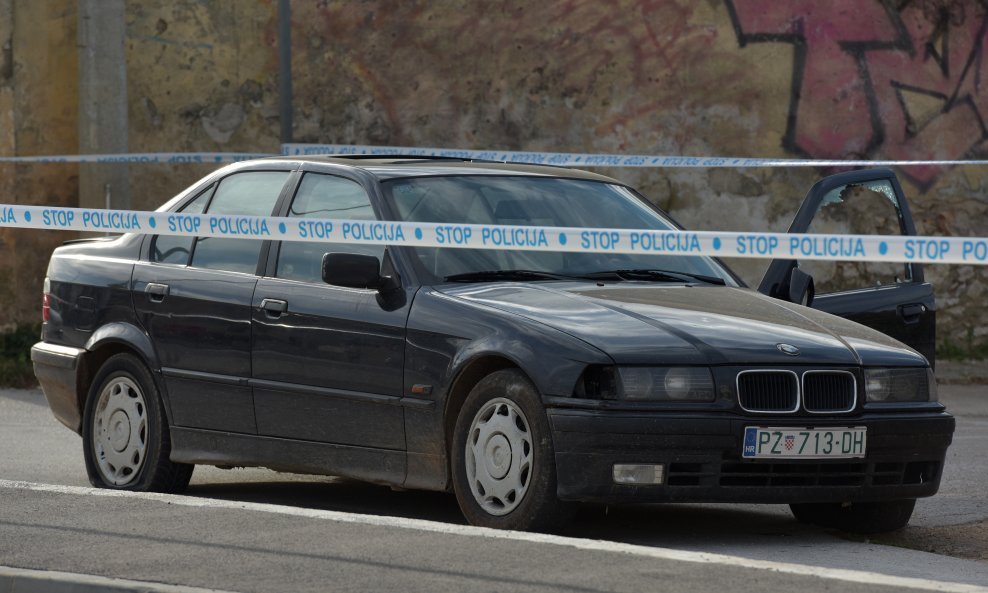 BMW kojim je nepoznati počinitelj pokušao pregaziti policajca