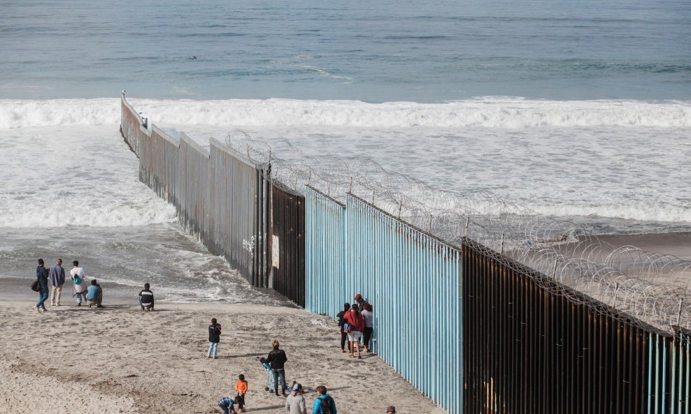 Granica između SAD-a i Meksika, u kojem mnogi čekaju ulazak u zemlju snova