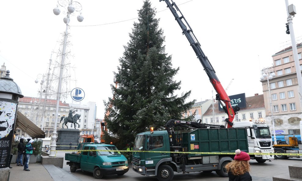 Postavljanje bora na Trgu bana Jelačića u Zagrebu