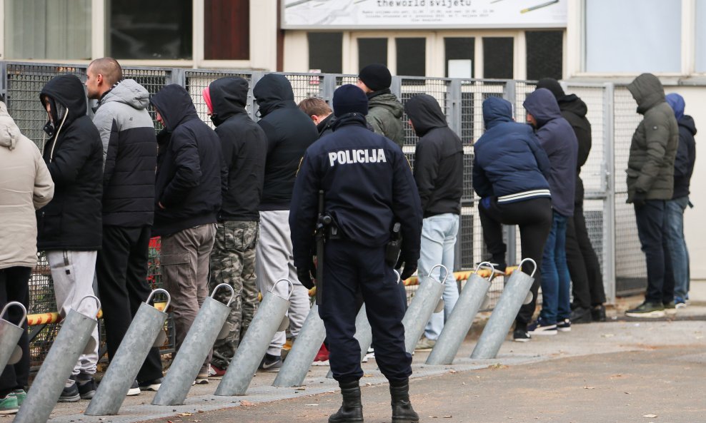 Policija u Savskoj ulici privela sudionike masovne tučnjave