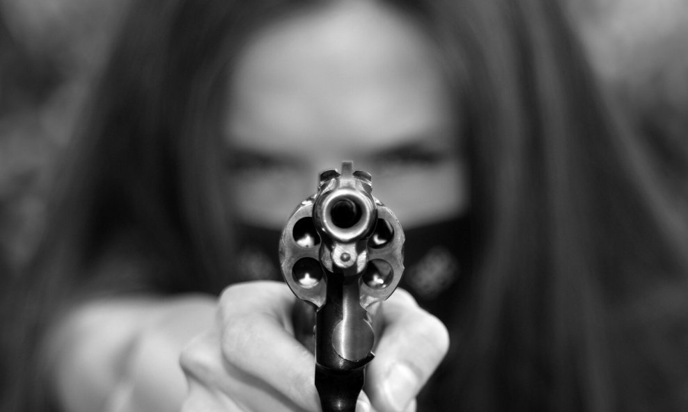 žena razbojnica pištolj