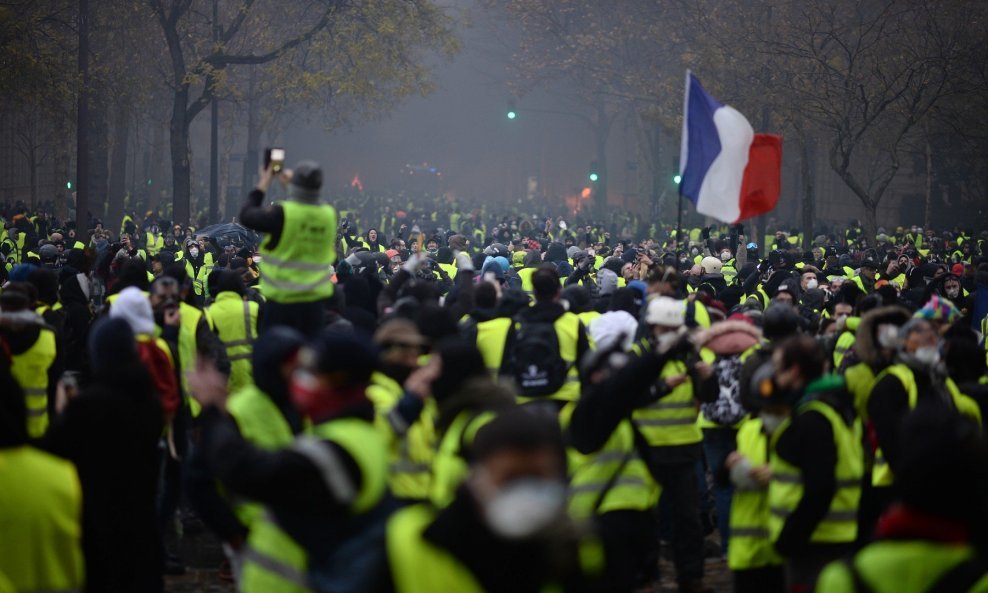 Macron traži rješenje krize 'žutih prsluka', a premijer se sastao s opozicijom