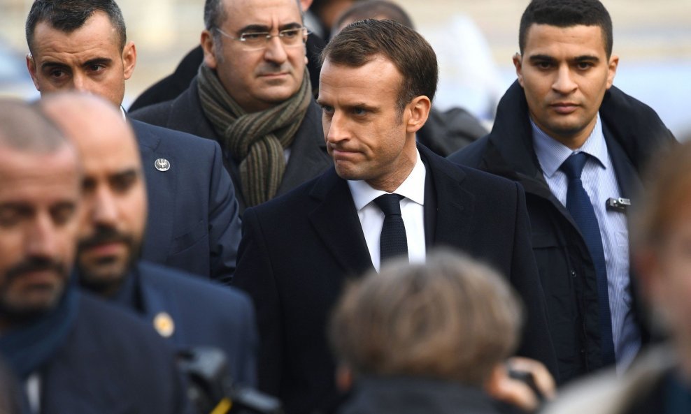 Francuski predsjednik Emmanuel Macron obišao je područje oko Slavoluka pobjede 3. prosinca 2018., dan nakon žestokih prosvjeda 'žutih prsluka'
