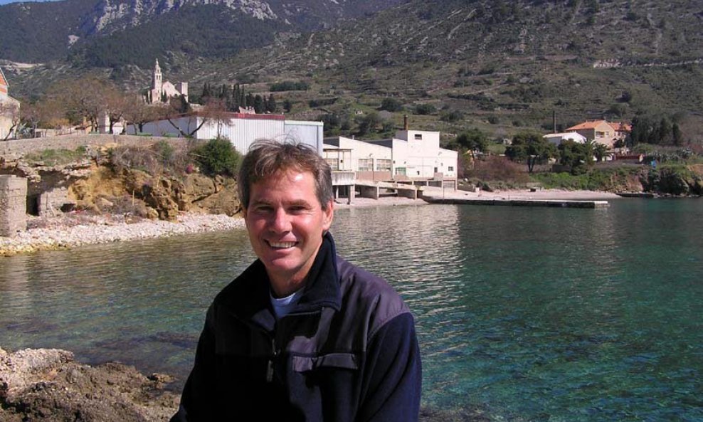 Philip Vermeulen ispred Neptuna u Komiži