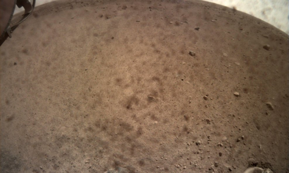 Ovako izgleda površina Marsa snimjena kamerom s letjelice InSight