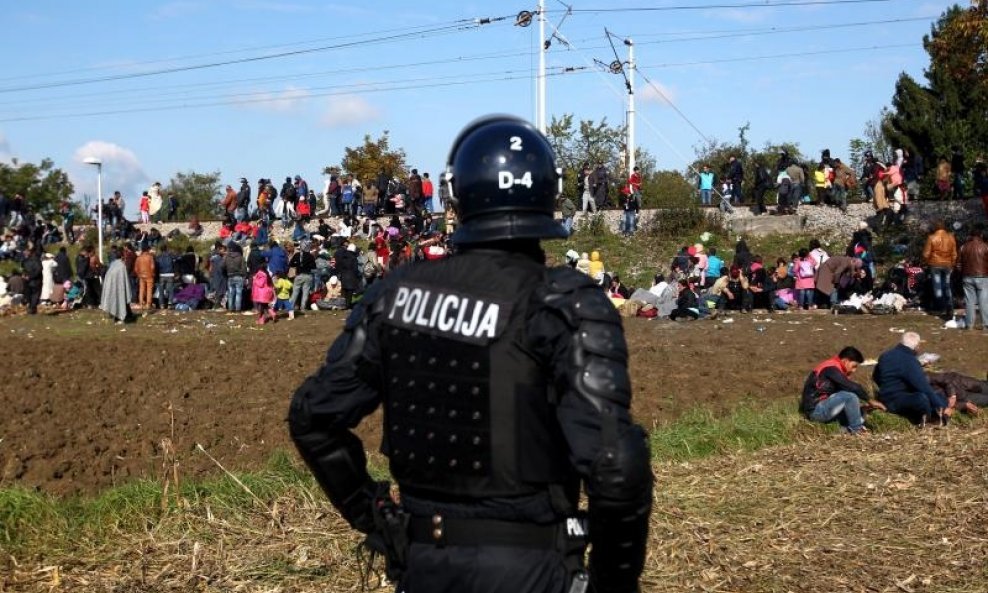 Izbjeglice čekaju nedaleko graničnog prijelaza Harmica pod kontrolom policije (10)