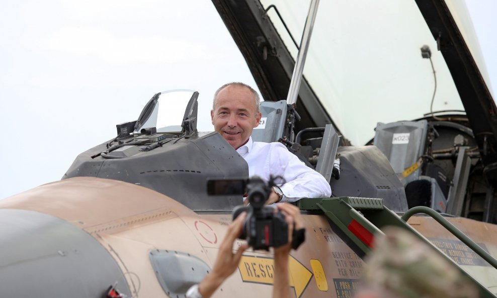 Ministar obrane Damir Krstičević u kokpitu izraelskog F-16 Barak
