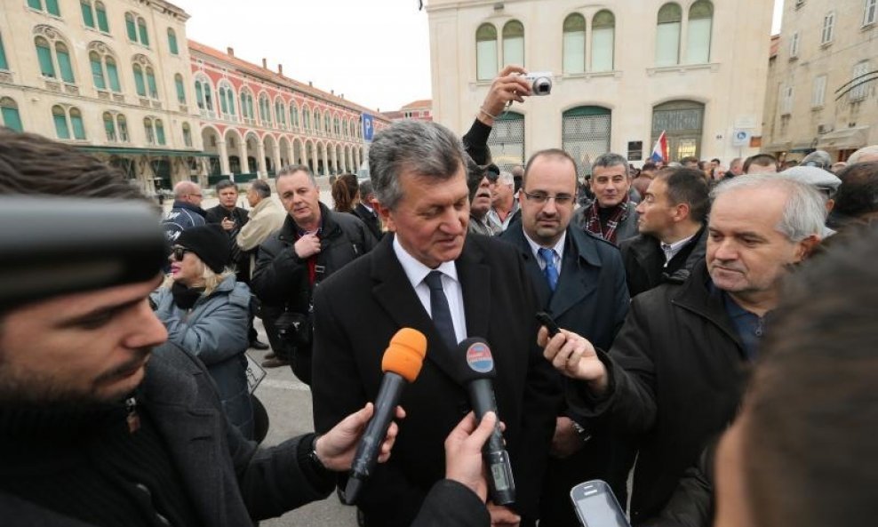 Predsjednički kandidat Milan Kujundžić prošetao rivom (2)