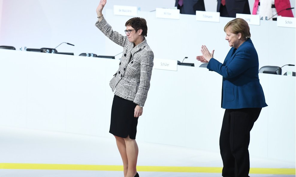 Annegret Kramp-Karrenbauer i Angela Merkel