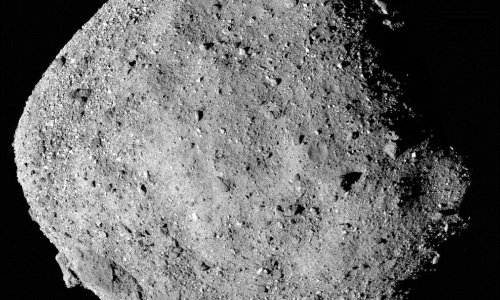Fotografija asteroida Bennu sastoji se od 12 PolyCam sličica prikupljenih iz letjelice sa 24 km visine