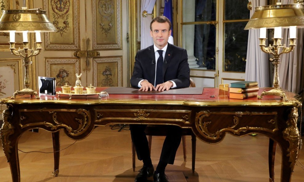 Francuski predsjednik Emmanuel Macron u televizijskom obraćanju 10. prosinca 2018. nakon velikih nereda koje su izazvali 'žuti prsluci' vikend ranije