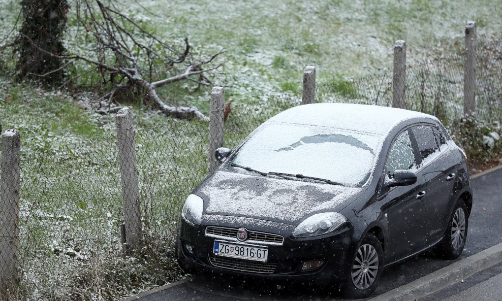Slabi snijeg zabijelio je Zagreb u petak ujutro