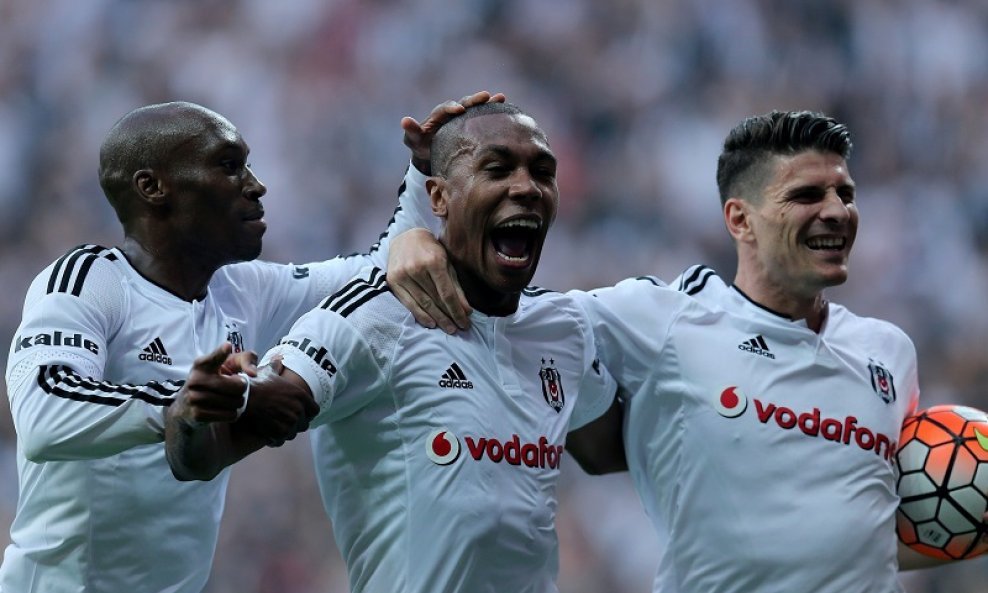 Marcelo (C)  Atiba Hutchinson (L) i Mario Gomez