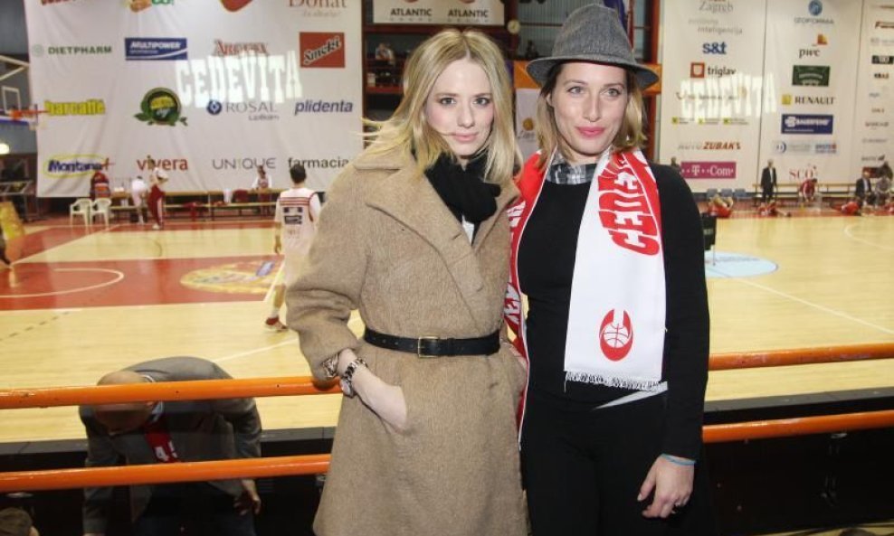 Jelena Popović Volarić i Csilla Barath Bastaić na košarci