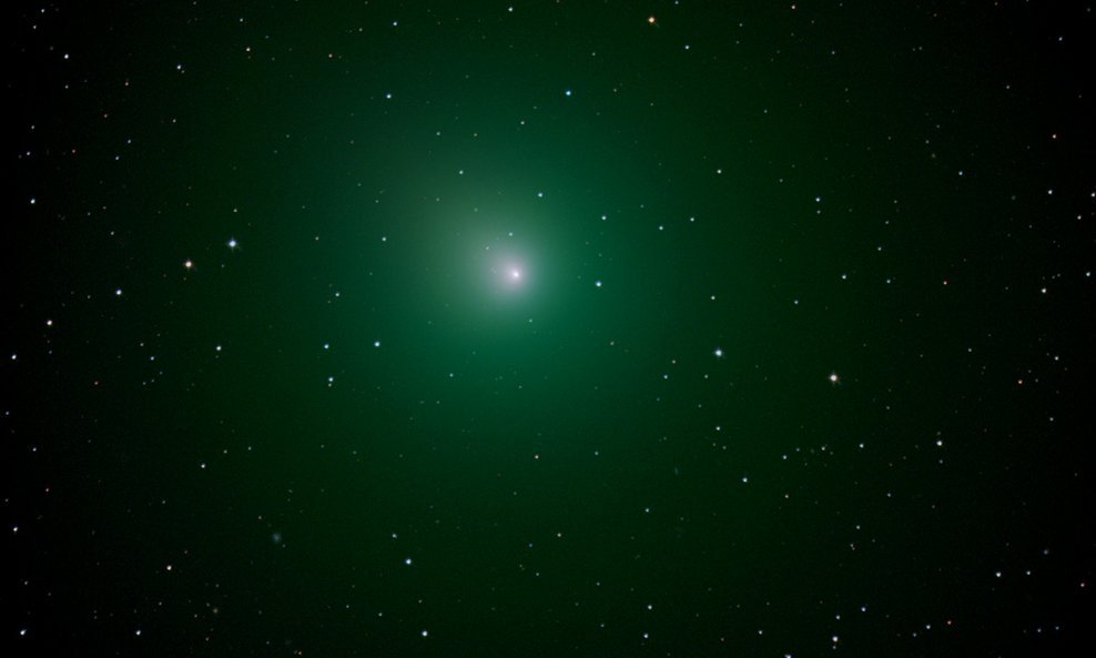 Komet 46P/Wirtanen snimljen teleskopom promjera zrcala od 1 m, sa Zvjezdarnice Višnjan, Tičan. Intenzivna zelena boja ukazuje na to da atmosfera kometa sadrži spojeve ugljika i dušika, toksične cijanide, koji svijetle ovom bojom kada su obasjani sunčevim svjetlom u vakumu