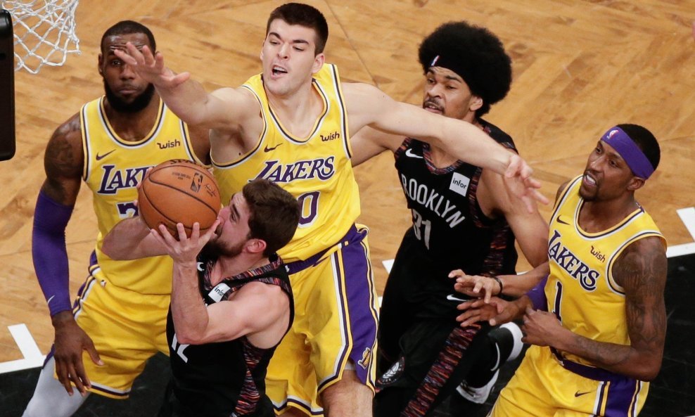 Ivica Zubac blokira suparnika