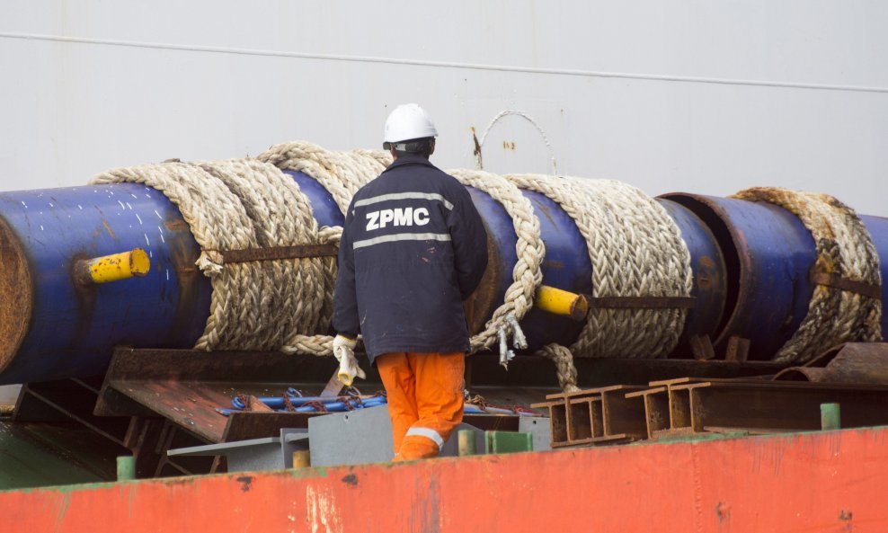 Na njemu se nalaze tri manja plovila i velika dizalica za postavljanje pilota koji ce graditi most Pelješac. Također sa strane broda nalaze se i dva pilota, koji će se ugraditi u temelje mosta