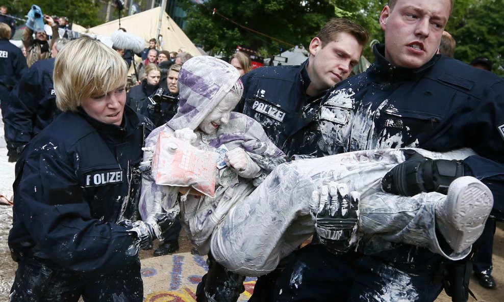 Nijemci su na 200 prosvjednika poslali čak 5.000 policajaca