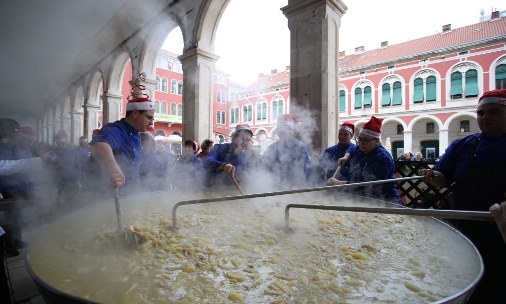 Podjela bakalara je započela u 11 sati, a 5.000 porcija nestalo je u nekoliko minuta.