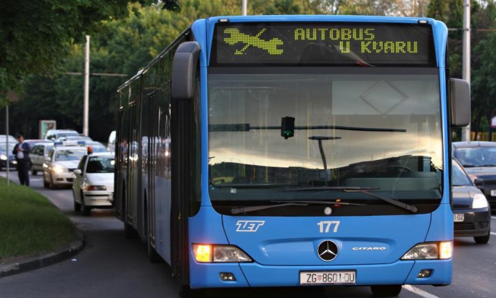 Autobus u kvaru ZET Mercedes