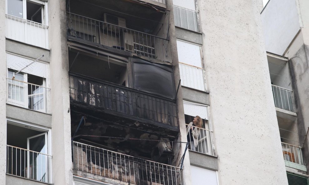 U vatri je izgorio balkon i dio kuhinje, a ostećene su i tende ispod tog balkona.